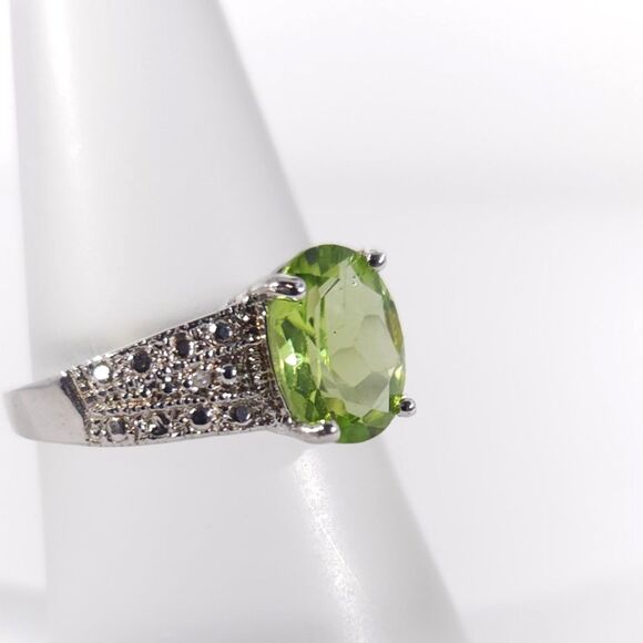 Peridot 1.9 Carats Ring Size 7 - Picture 1 of 8